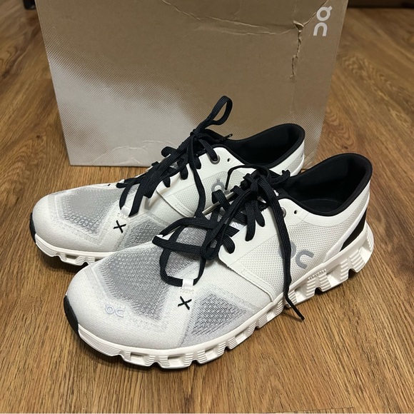 ON CLOUD X white black athletic running training shoes sneakers women’s 8.5 new - Picture 7 of 8